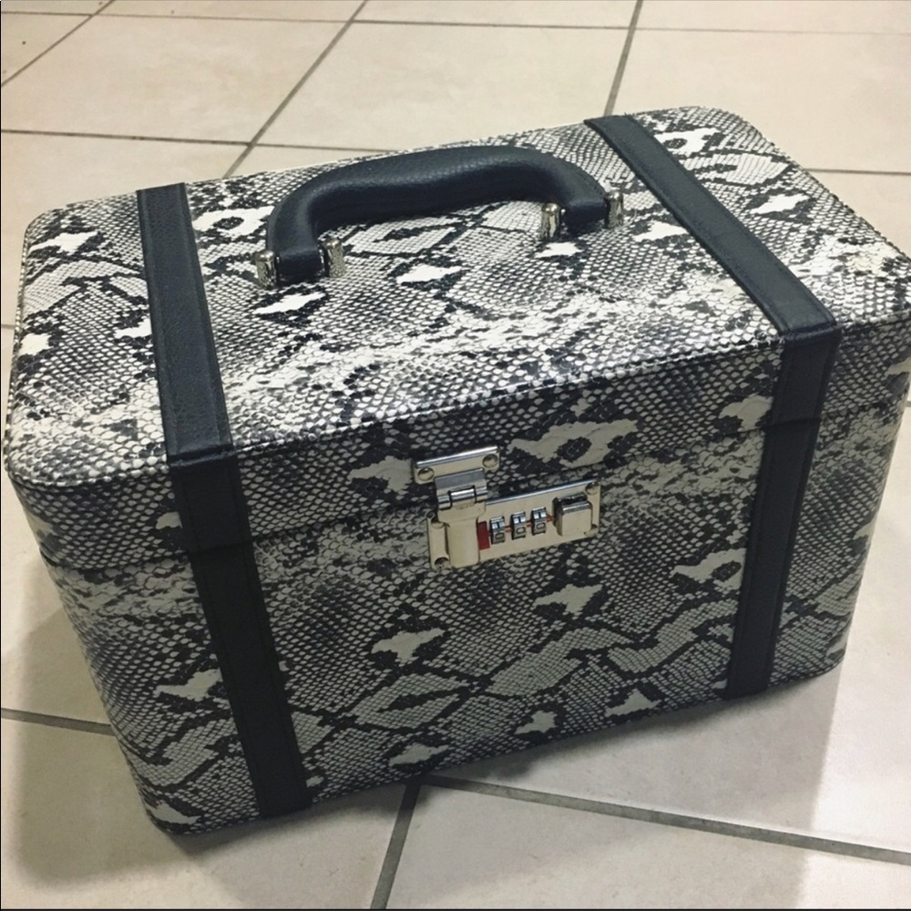 Cosmetic Case Reposhing. It Doesn’t Lock - image 1